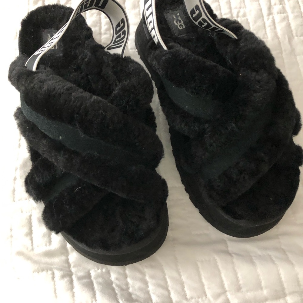 UGG Black Fluffy Platform Crisscross Open Toe Indoor Outdoor shoe comfortable